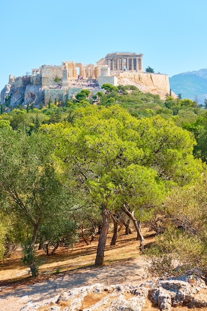 Akropolis und öffentlicher Park auf dem Hügel der Nymphen in Athen, Griechenland - Landschaft