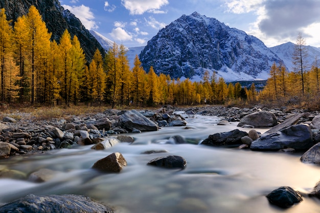 Akrtu Fluss und Gipfel Karatash bei Sonnenuntergang. Russische Föderation. Westsibirien. Altai