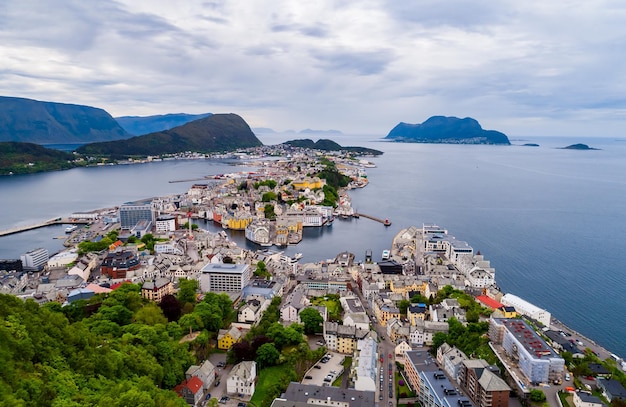 Aksla en la ciudad de Alesund, Noruega Imágenes aéreas