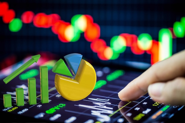 Aktienanalyse mit Wachstumsgrafik und Tortendiagramm auf digitalem Tablet