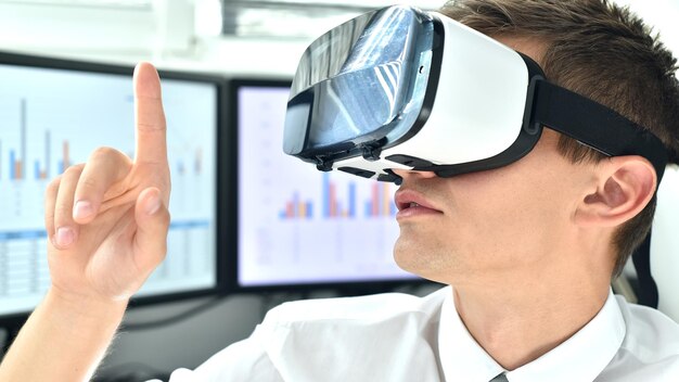 Aktienhändler mit Virtual-Reality-Brille