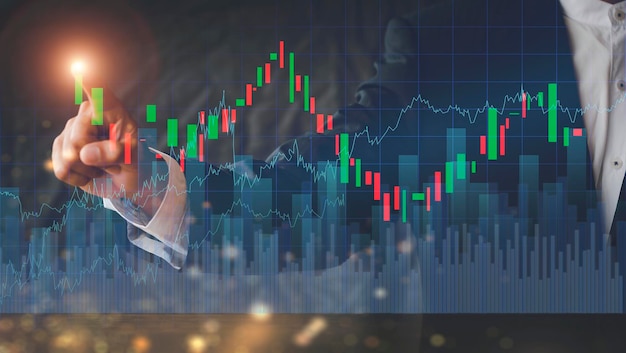 Aktienmarktwachstum gestiegen Geschäftsmann hält Tablet und zeigt holografisches Diagramm mit Statistiken profitabler Diagramme Ideen für Wachstumsplanung und Geschäftsstrategien, um Trends in guten Geschäften zu erkennen