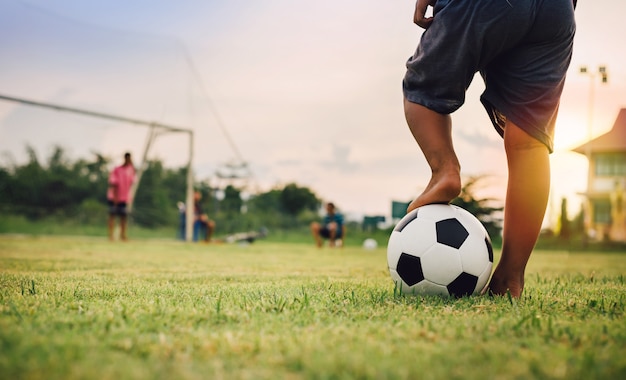 Foto aktionssport draußen einer gruppe kinder, die spaß haben, fußball zu spielen