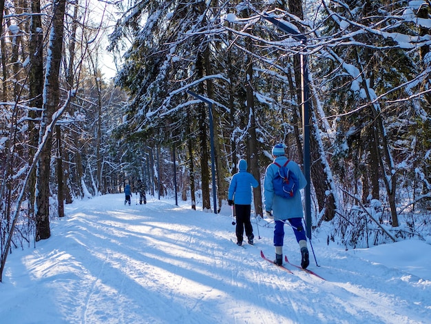 Aktive Erholung im Winter Langlaufen Skifahren Trainieren Sie die Muskulatur des ganzen Körpers