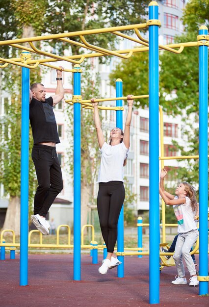 Aktive Familienzeit im Outdoor Gym