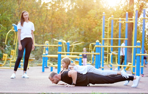 Aktive Familienzeit im Outdoor Gym