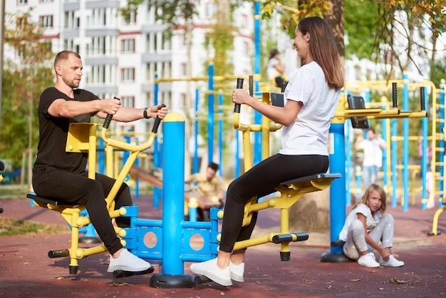 Aktive Familienzeit im Outdoor Gym