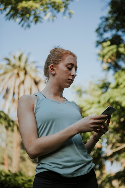 Aktive Frau am Telefon