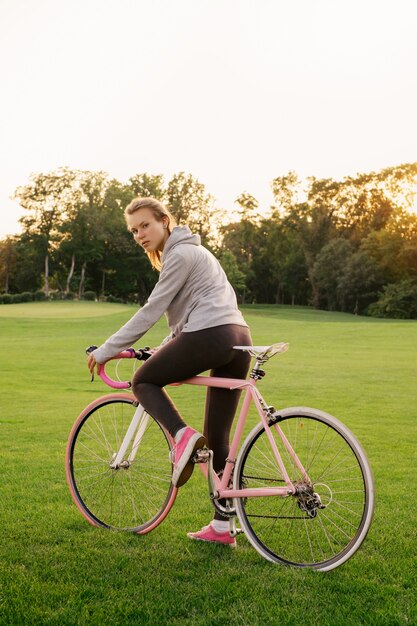 Aktive Frau, die Fahrrad fährt