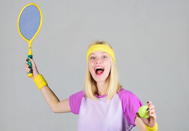 Aktive Freizeit und Hobby Mädchen fit schlank Blondine Tennis spielen Sport zur Erhaltung der Gesundheit Aktiver Lebensstil Frau Tennisschläger in der Hand halten Tennisclub-Konzept Tennissport und Unterhaltung