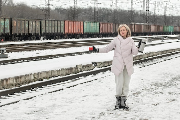 Aktive, fröhliche Frau auf einem Spaziergang im Winter