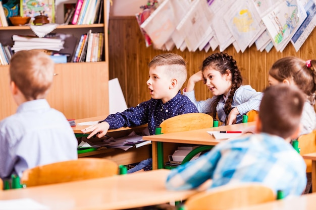 Aktive Jungen und Mädchen haben Spaß an der gemeinsamen Zeit in der Schule