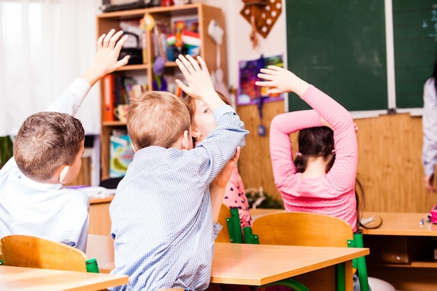 Aktive Jungen und Mädchen haben Spaß, wenn sie Zeit zusammen in der Schule verbringen