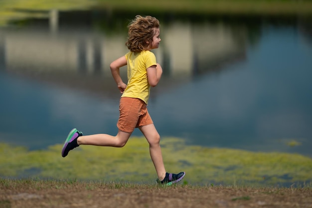 Foto aktive kinder sport kinder gesunde sportaktivität für kinder kleiner junge rennen junge sportler im lauf