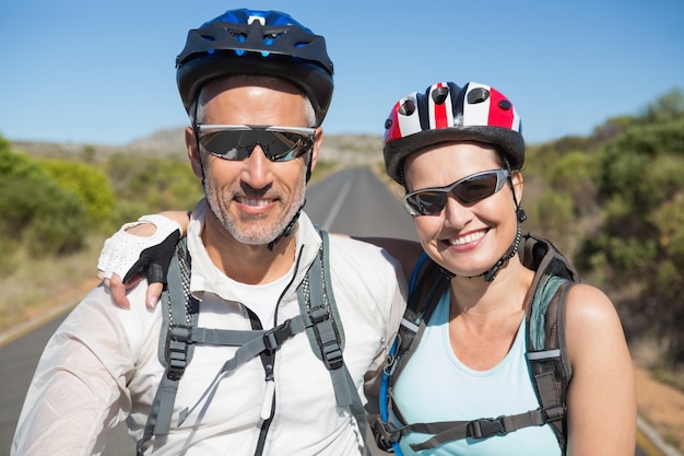 Aktive Paare, die eine Fahrradfahrt in der Landschaft anstreben