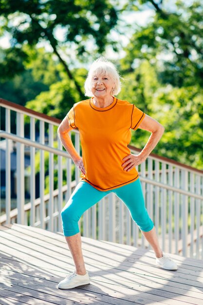 Aktive Seniorin, die Fitness in einem Park macht