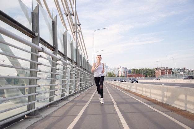 Aktive Trainingsfrau in der Stadt