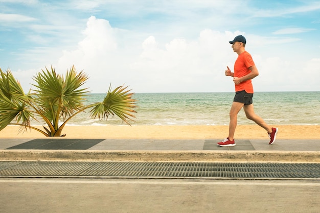 Aktiver älterer Mann beim Joggen Gesunder Lebensstil