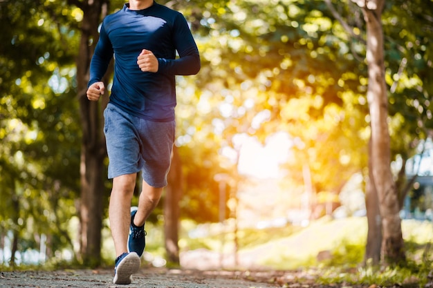 Aktiver gesunder Läufer, der im Freien joggt.