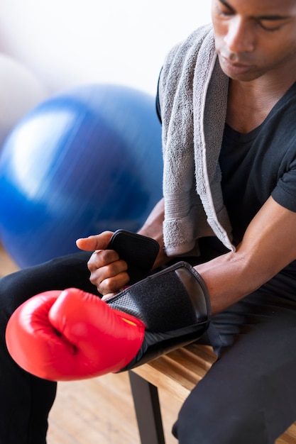 Aktiver Mann mit Boxhandschuhen