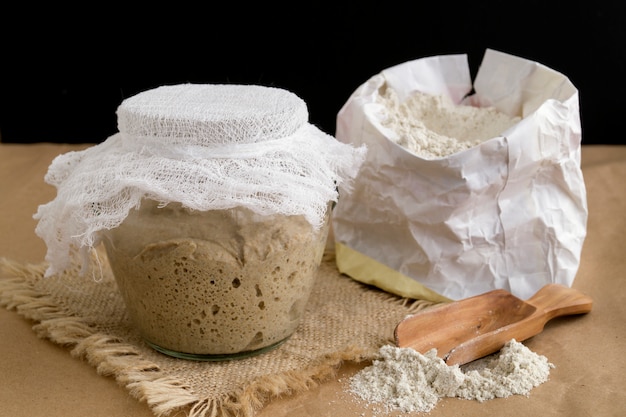 Aktiver Roggensauerteig im Glas für selbst gemachtes Brot.