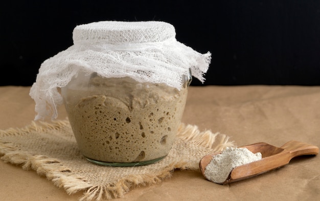 Aktiver Roggensauerteig im Glas für selbst gemachtes Brot.