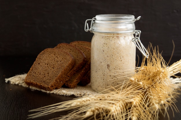 Aktiver Roggensauerteig in einem Glasgefäß für selbst gemachtes Brot.