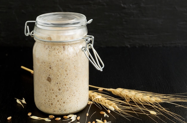 Aktiver Roggensauerteig in einem Glasgefäß für selbst gemachtes Brot.