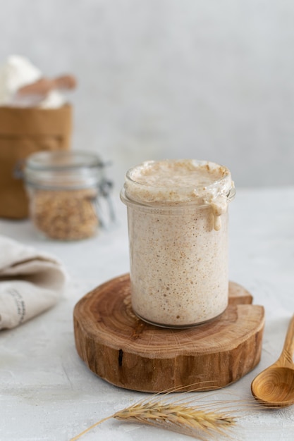 Foto aktiver sauerteigbrot-starter, gesunder fermentationsprozess auf leuchttisch