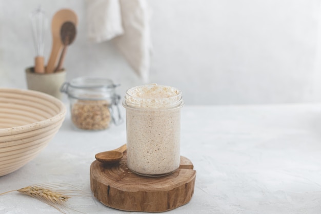 Aktiver Sauerteigbrot-Starter, gesunder Fermentationsprozess auf Leuchttisch