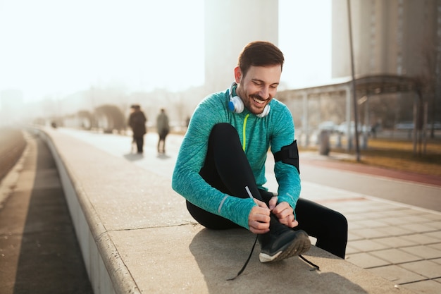 Aktiver Sportler Fitnesstraining beim Laufen und Joggen im Freien