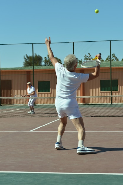 Aktives älteres Paar beim Tennisspielen auf dem Platz