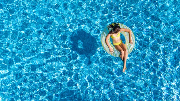 Aktives junges Mädchen in der Draufsicht des Schwimmbades von oben,