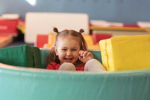 aktives Kind Mädchen im sensorischen Integrationsraumkindergarten Kind ist aktive Freizeitgestaltung