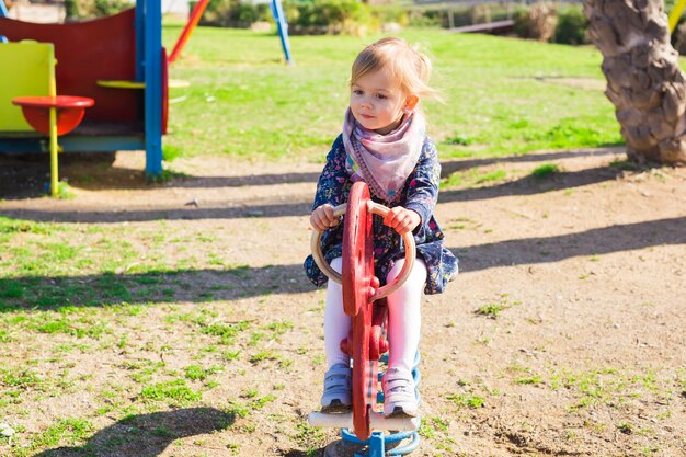 Aktives kleines Mädchen auf Spielplatz