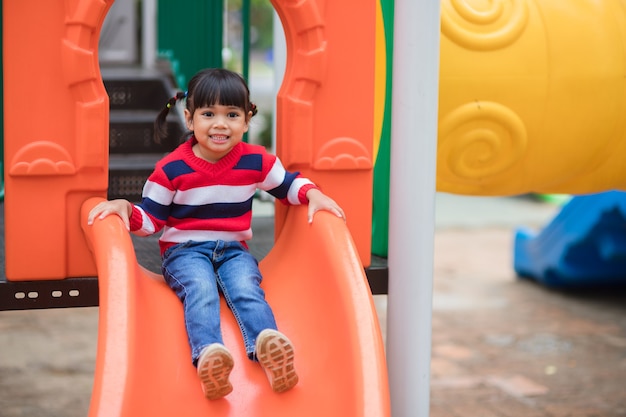 Aktives kleines Mädchen auf Spielplatz