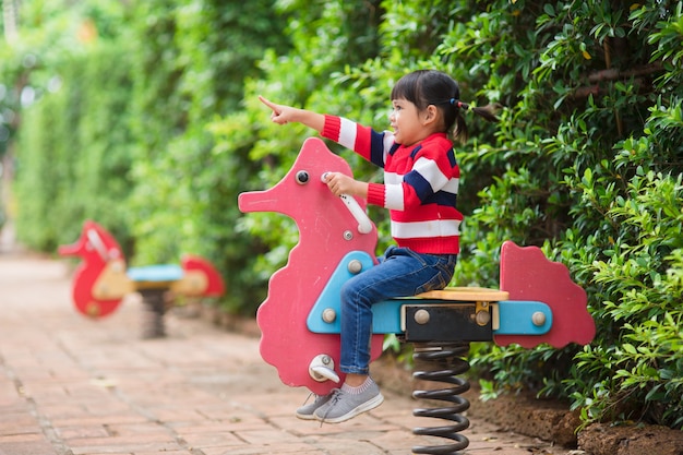 Aktives kleines Mädchen auf Spielplatz