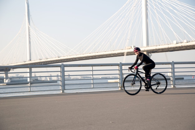 Aktives Radtraining am Wasser der Stadt