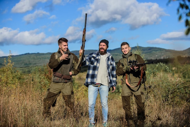 Aktivität für echte Männer Konzept Jäger Wildhüter auf der Suche nach Tieren oder Vögeln Jäger mit Gewehren in der Natur Illegale Jagd Jägerfreunde genießen Freizeit Wilderer Partner in der Kriminalität