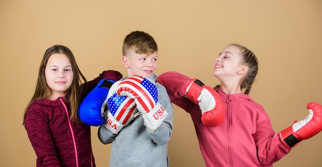 Aktivität in der Kindheit Sportlicher Erfolg Mannschaftskampf Training kleiner Mädchen und Jungen Boxer in Sportbekleidung Glückliche Kinder in Boxhandschuhen Fitness Diät Energie Gesundheit Stanzen Knockout Kleine Pause