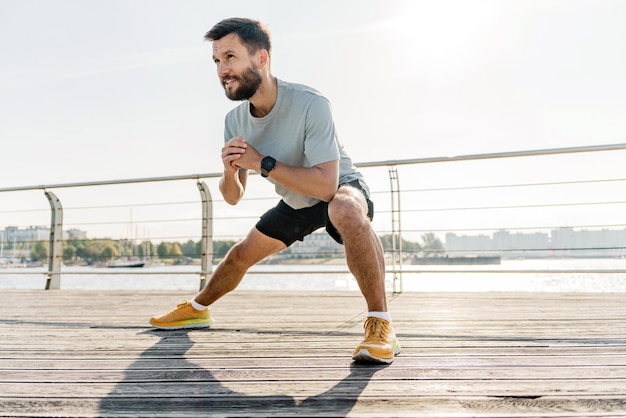 Aktivität tägliches Intervalltraining Motivation Fitnessübungen Aufwärmen Stretching Kniebeugen Mann