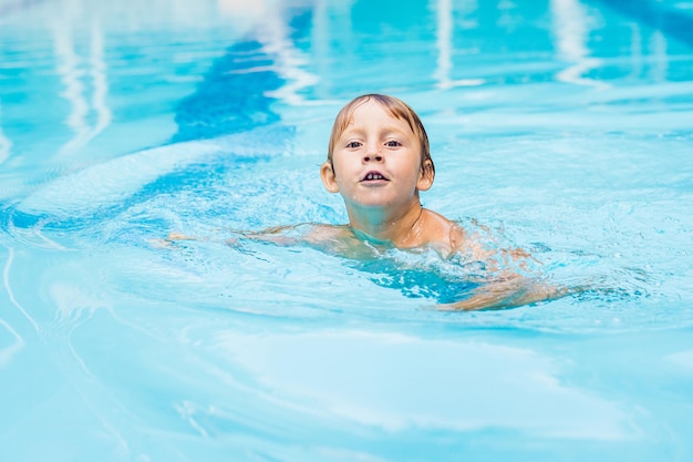 Aktivitäten am Pool, Kinder schwimmen und spielen im Wasser, Glück und Sommer