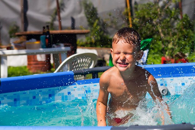 Aktivitäten am Pool Kinder schwimmen und spielen im Wasserglück und Sommer