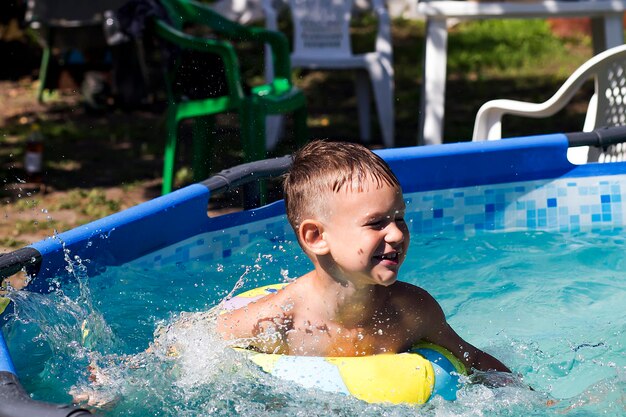 Aktivitäten am Pool Kinder schwimmen und spielen im Wasserglück und Sommer