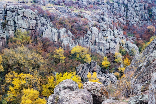 Aktovsky Canyon in der Ukraine umgeben große Felsbrocken