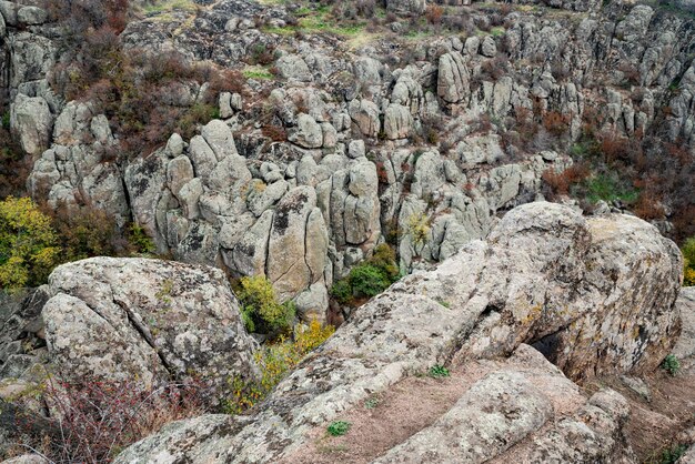 Aktovsky Canyon in der Ukraine umgeben große Felsbrocken