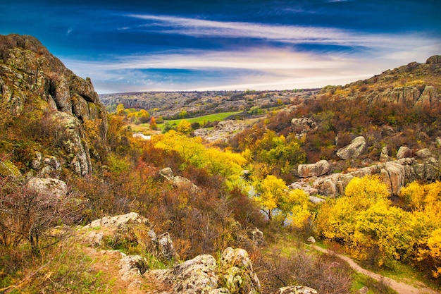 Aktovsky Canyon in der Ukraine umgeben große Felsbrocken