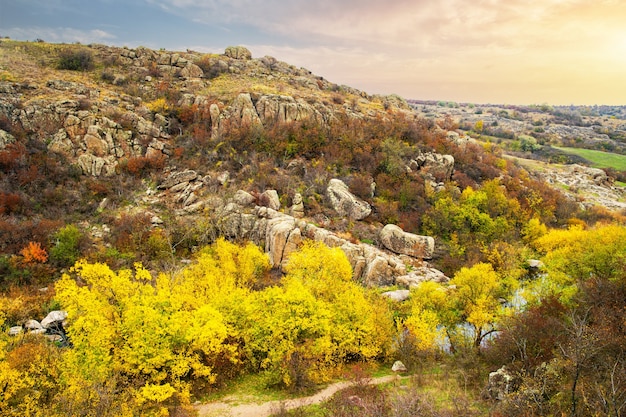 Aktovsky Canyon in der Ukraine umgeben große Felsbrocken