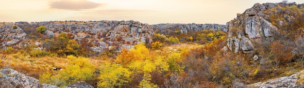 Aktovsky Canyon na Ucrânia cercou grandes pedregulhos de pedra