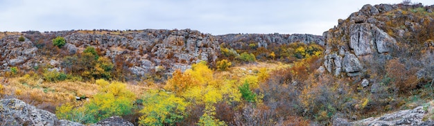 Aktovsky Canyon na Ucrânia cercou grandes pedregulhos de pedra